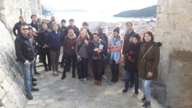 DEVETNAEST  NOVINARA IZ CIJELOG SVIJETA JEDNOGLASNI : DUBROVNIK JE SAVRŠEN KRALJEV GRUDOBRAN