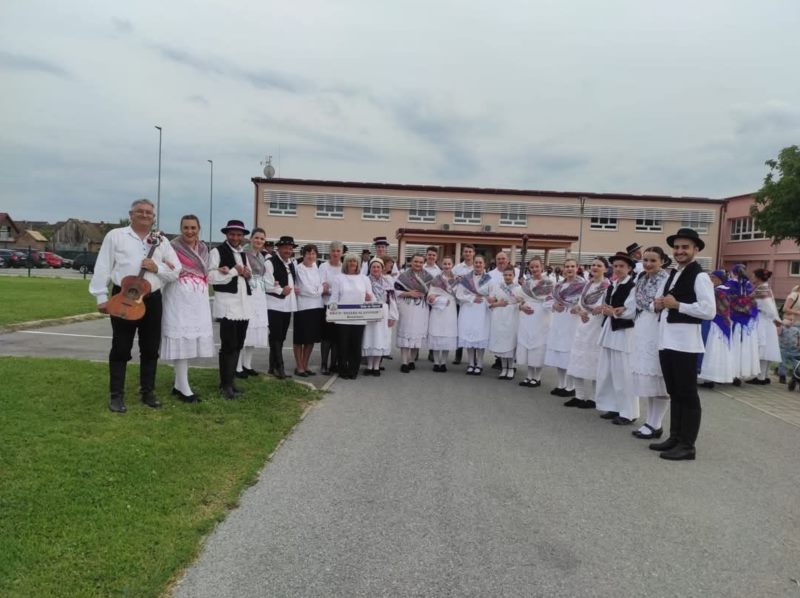 Promenade performance in Slavonian folk costumes