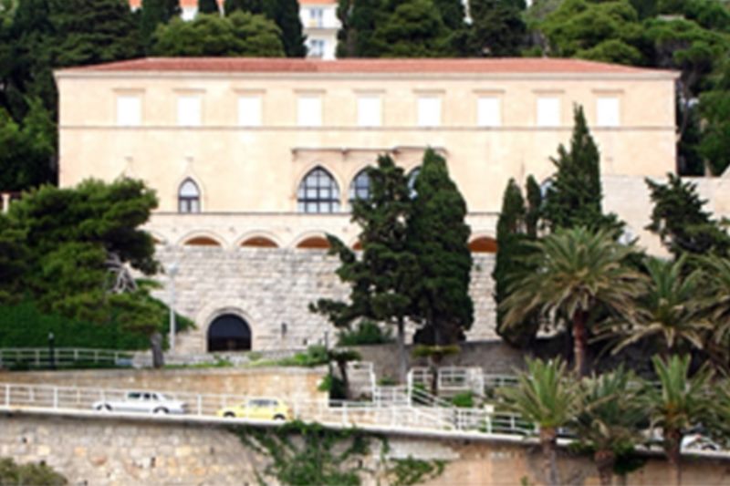 Galería de Artes de Dubrovnik&amp;amp;lt;br&amp;amp;gt;&amp;amp;lt;br&amp;amp;gt;&amp;amp;lt;br&amp;amp;gt;La Galería de Arte de Dubrovnik fue fundada en 1945. El edificio de la Galería de Arte de Dubrovnik fue en origien&amp;a