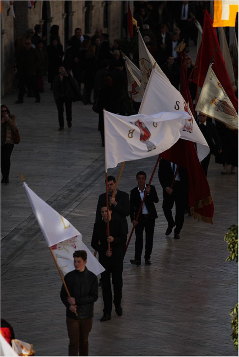 Gathering of banners and pilgrims and walk to Gorica