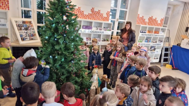 The cheerful and creative children of the Pile Kindergarten are responsible for this year's appearance of the Christmas tree in the Tourist Board of the City of Dubrovnik