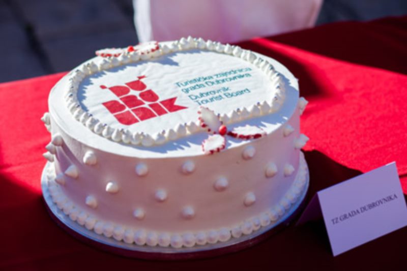 JUBILARNI DESETI TORTA PARTY NA STRADUNU