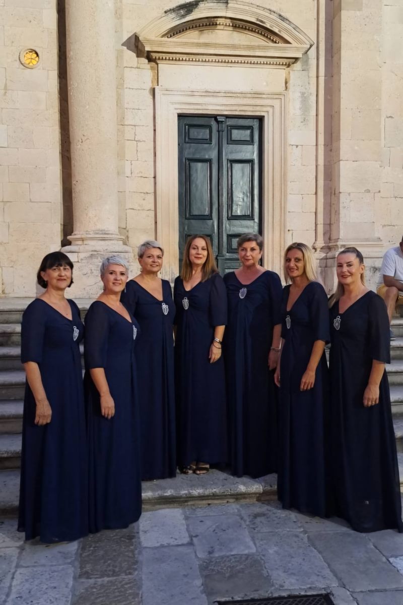 Ženska klapa AMFORA - Ulicama našeg Grada - Serenada Gradu